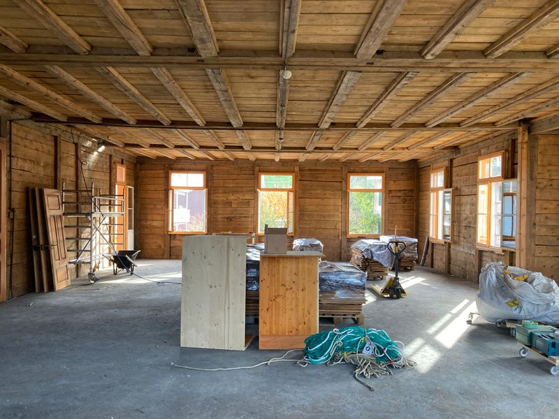 Sanierung des denkmalgeschützten Hotel Kreuz in Romoos – Bauphase | Festsaal mit ersichtlichem Ständerbohlenbau 